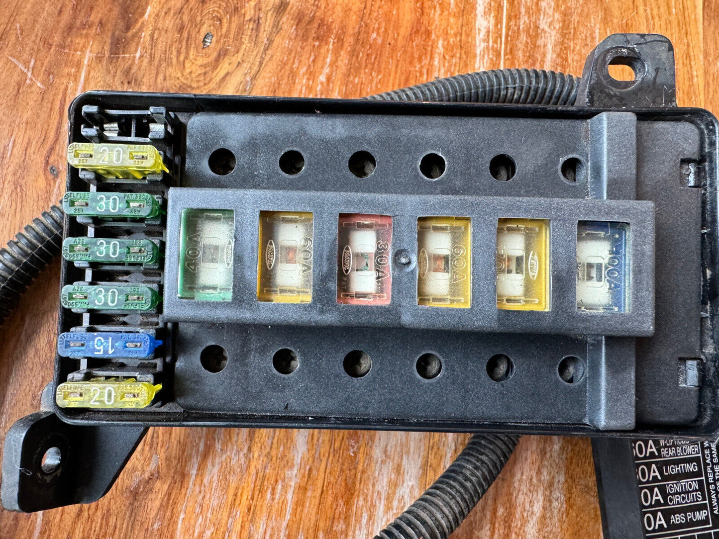 1997 Land Rover Discovery SE Engine Compartment Fuse Box AMR1553