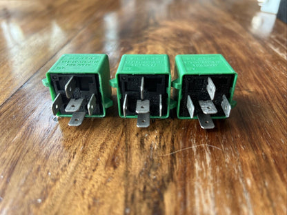 Lot Is 3 OEM Land Rover 5 Pin Multipurpose Green Relay Siemens V23134-A52-X137