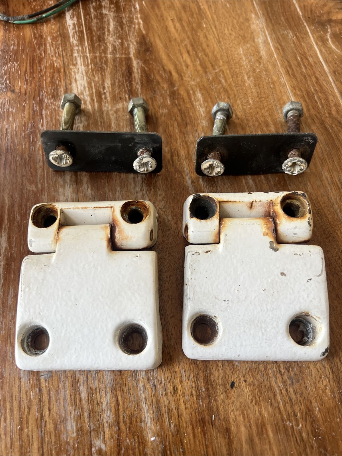 Pair of Genuine Land Rover Defender Door Hinges – Rover Revival